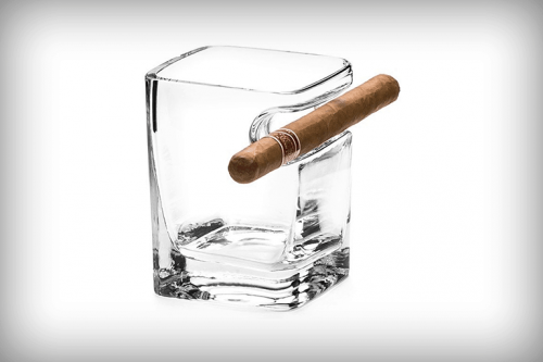 whiskeyglas met sigaarhouder